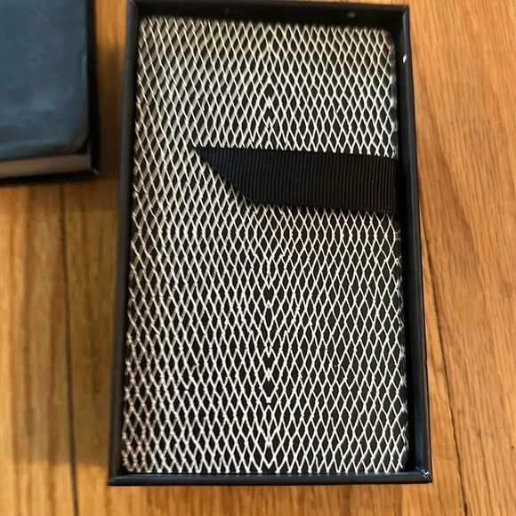 The Wild Unknown Tarot guidebook in box but box’s is damaged- set in good cond - Picture 5 of 5